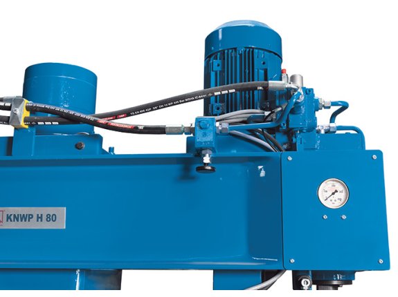 The compact hydraulic unit is integrated into the machine frame and offers maximum power with the least use of space