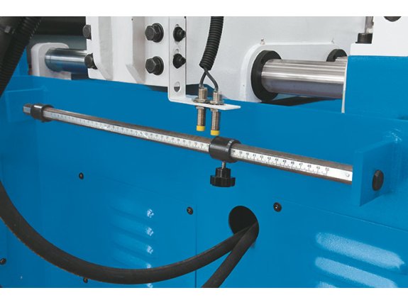 Automatic workpiece feed and traversing vise with manually adjustable stroke limit stop
