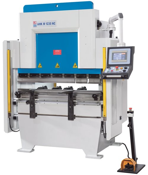 AHK M 1230 NC - Soluție compactă de îndoire cu comandă numerică, cu axă X și R, precum și dotări de bază extinse, ca alternativă excelentă la mașinile CNC